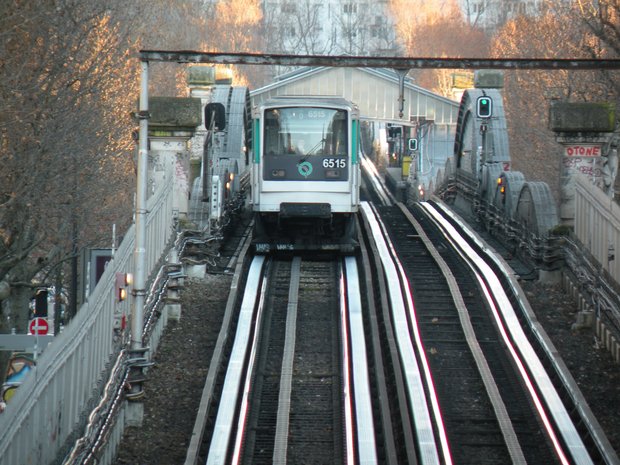  métro quittant la station Glacière